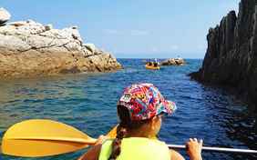 Die Wassersportstation verleiht Kanus, SUP und Surfbretter, die örtliche Tauchschule bietet Kurse an.